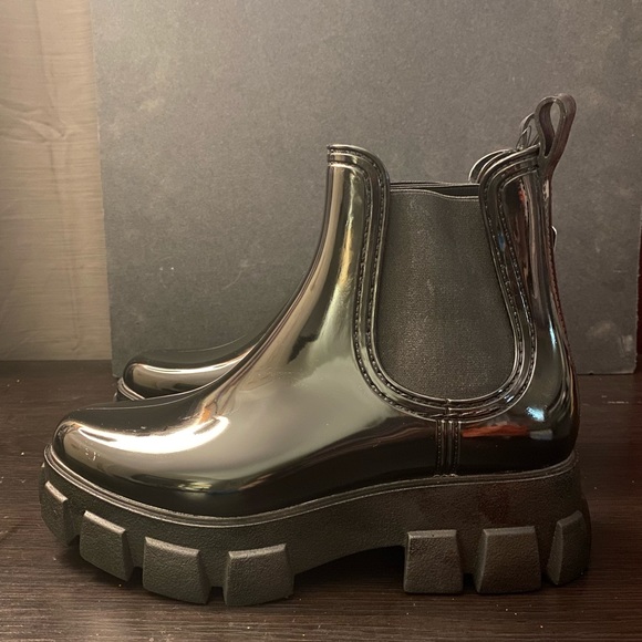 Black, shiny combat boots from forever 21 - Picture 3 of 5